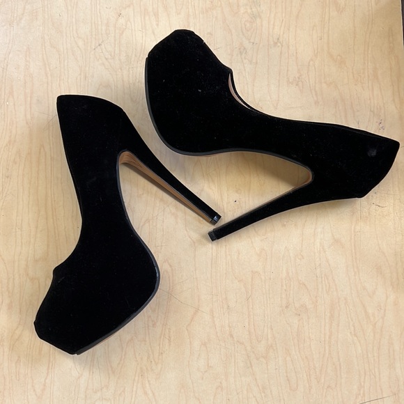 NWOT Ochenta Black Velvet high heeled shoes in size 7 - Picture 3 of 4